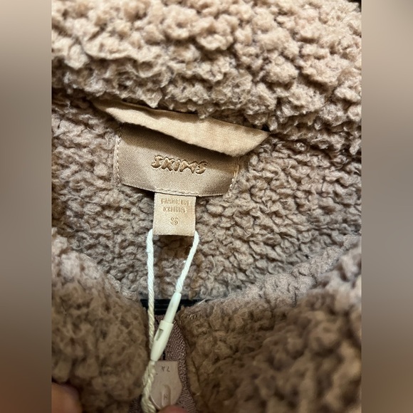 SKIMS Sherpa Teddy Cozy Zip Up Crop Jacket and Wide Leg Tigers Eye Joggers - Picture 7 of 11